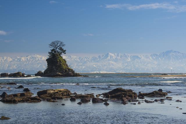 画像: 雨晴海岸は日本屈指の絶景スポット! 海岸まで徒歩1分&富山湾越しに北アルプスを眺められる