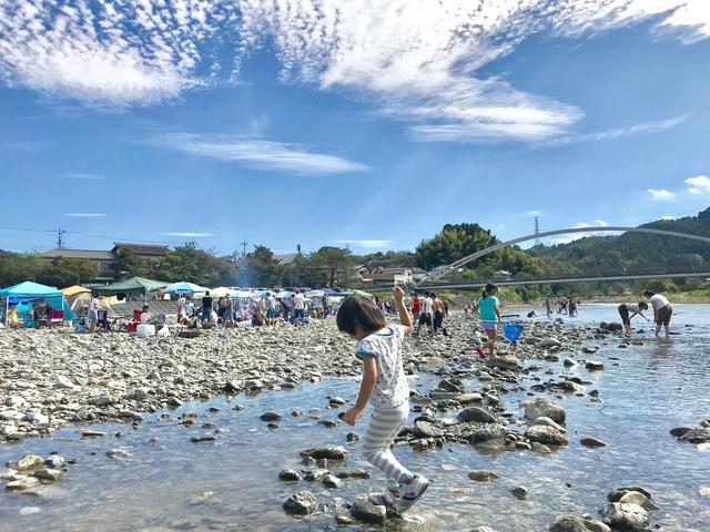 画像: 水辺で遊ぶ子供たちのイメージ写真