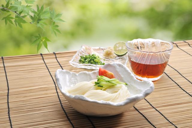 画像: 循環型の流しそうめん器を使用すると手軽に楽しめる!