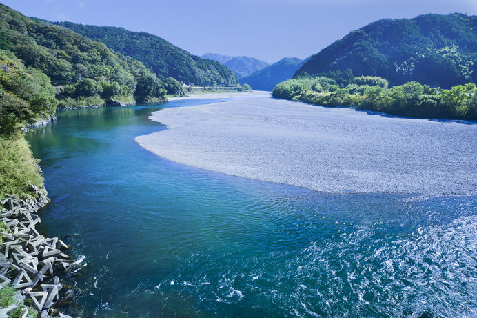 画像: 土佐和紙工芸村のお風呂にも使われる清流の仁淀川