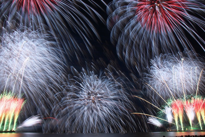 画像: 迫力満点の花火は必見!