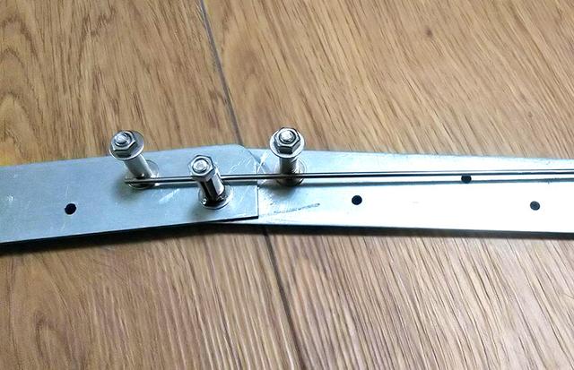 画像: 筆者撮影 2mmステンレス丸棒を自作治具で曲げるときの様子