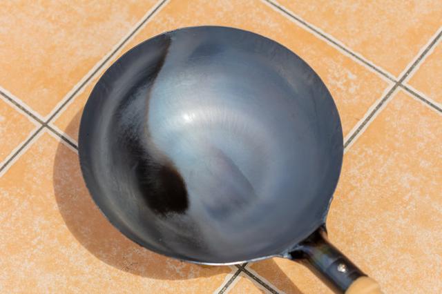 画像: 初めて使う「焼き入れ」途中のフライパン