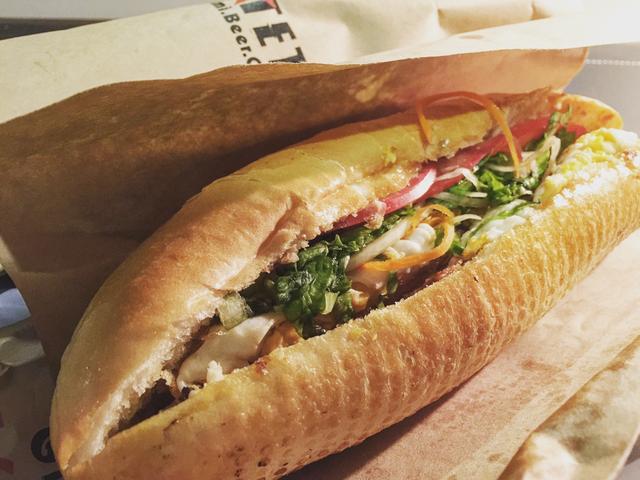 画像: バインミーとは、ベトナムのサンドイッチのこと! レバーペーストやパクチーなど個性的な食材が多め