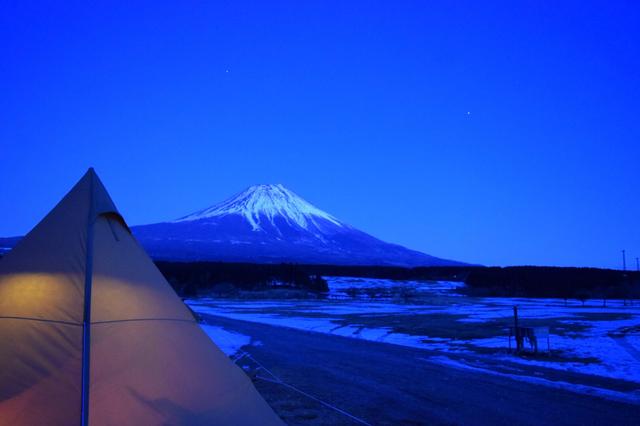 画像: ワンポールテントの特徴はトンガリ屋根のレトロチックでかわいらしいデザイン