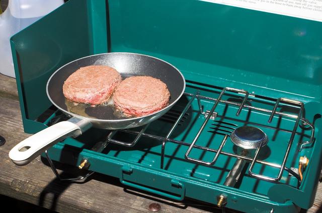 画像: キャンプでも自宅のキッチンのように使えるツーバーナー 火起こし・片付けが簡単で初心者におすすめ!