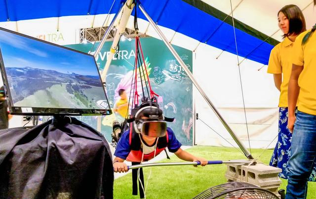 画像: VRでパラグライダー中:前から風も吹いてきます。 筆者撮影