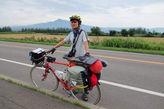 画像: 筆者撮影・北海道サイクリング中のヒトコマ。バックは知床の斜里岳。