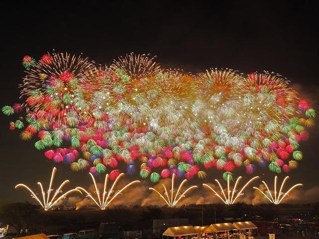 画像: こうのす花火大会の「鳳凰乱舞(おおとりらんぶ)」