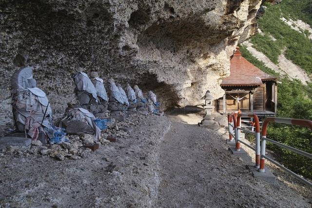 画像: 肘折の開湯伝説の地・地蔵倉の先には、縁結び・子宝・商売繁盛の御利益があるお堂が