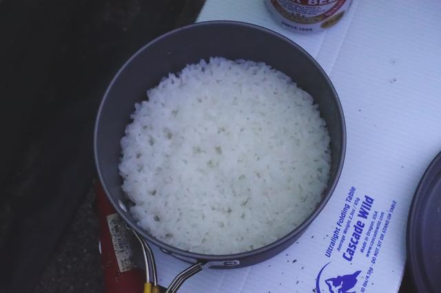 画像: 筆者撮影・どんなに軽量化したキャンプスタイルでもお米だけは炊き立てを食べたいのです。