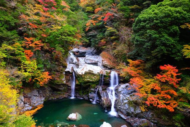 画像: 落差20mを3段に流れ落ちる幾筋もの滝は、周囲の紅葉との調和もすばらしい
