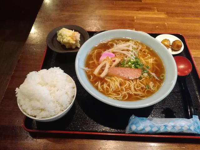 画像: 筆者撮影・ラーメン定食、ご飯も麺も大盛りです。普段なら絶対に食べられない量も即座に完食!