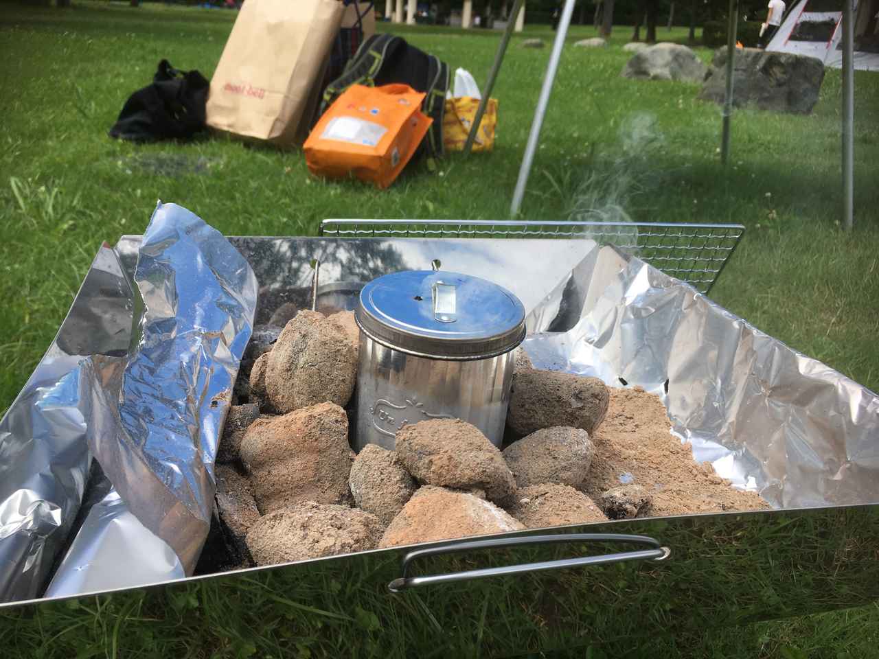 画像: 筆者撮影 ※金属缶の穴から白煙が出ています