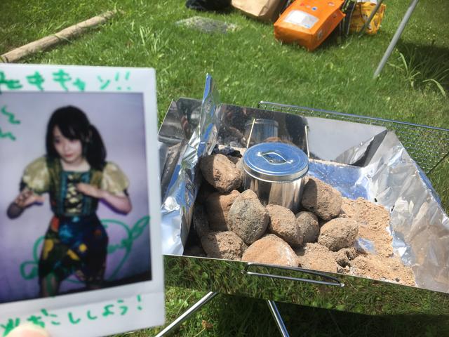 画像: 筆者撮影 ※謎ポーズで火起こしを提案する推しメン・かなめちゃん