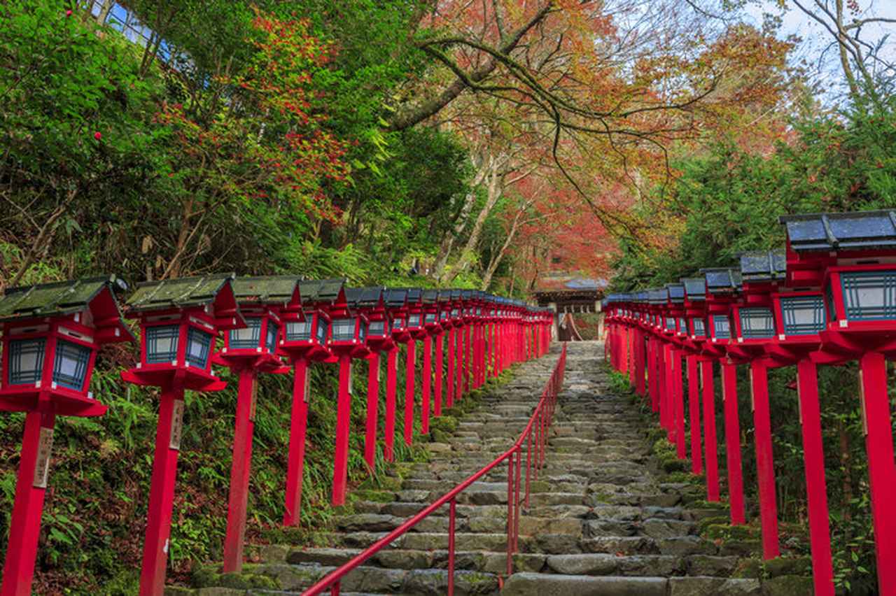 画像: 連なる灯篭が美しい「貴船神社」