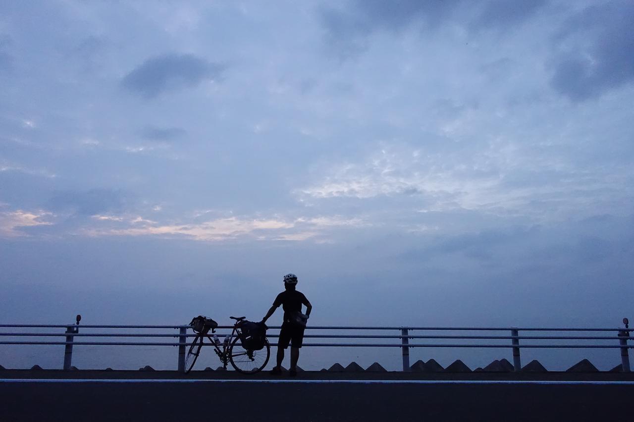 自転車 を 押し ながら 帰る 夕暮れ