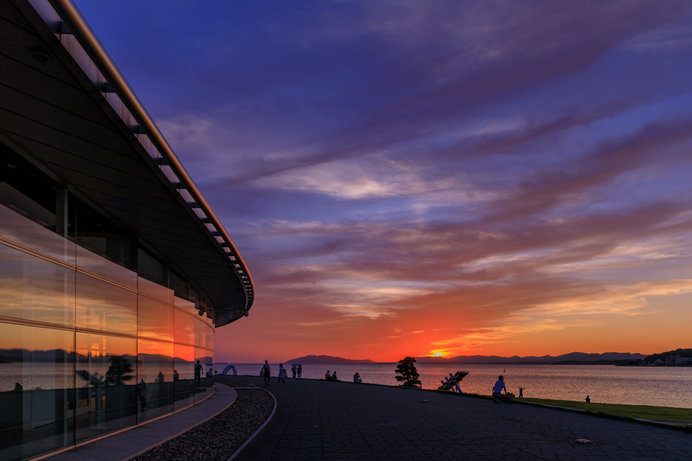 画像: 宍道湖東岸にある島根県立美術館では、宍道湖に沈む夕日を眺めながらの食事も可能