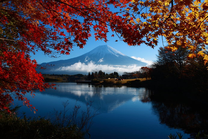 画像: 田貫湖の真東には富士山の雄姿、湖面に映る富士山もぜひカメラに収めたい