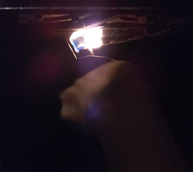 画像: 筆者撮影 煙突に熱を送る作業をしています