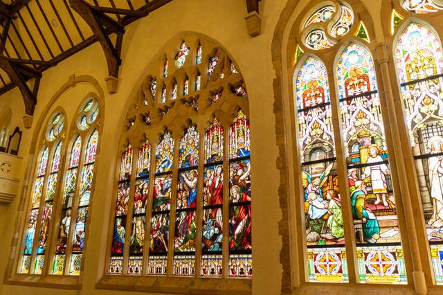 画像: イエス・キリストの生涯が描かれたステンドグラス作品「聖書の風景」