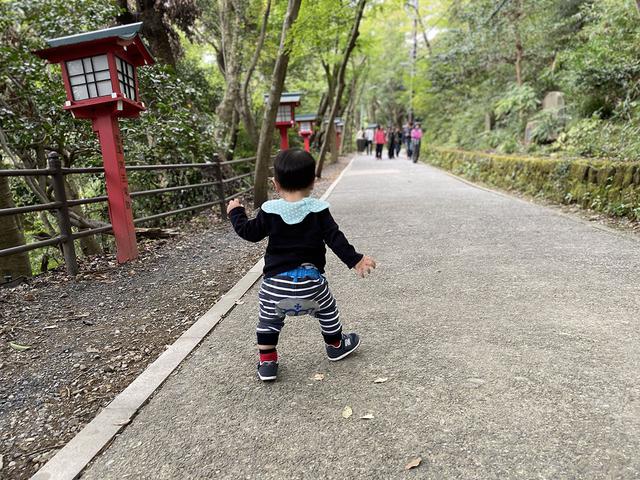 画像: 筆者撮影 きれいに舗装された1号路を自力で歩く1歳の息子