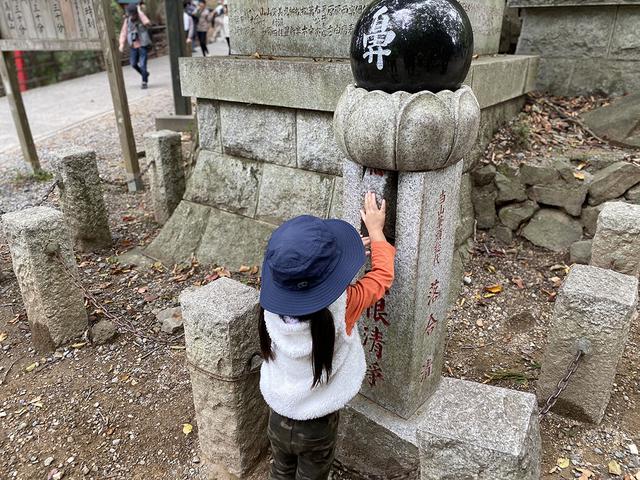 画像: 筆者撮影 「六根清浄石車」に夢中になる娘