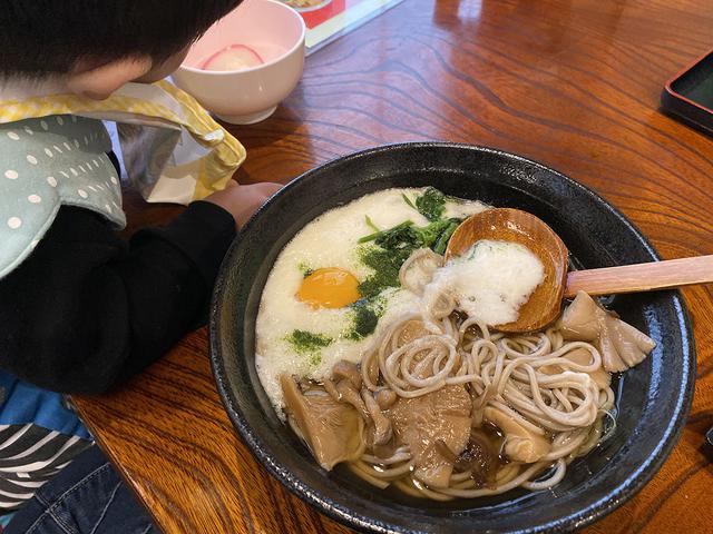 画像: 筆者撮影 注文した季節限定「きのこトロロそば」