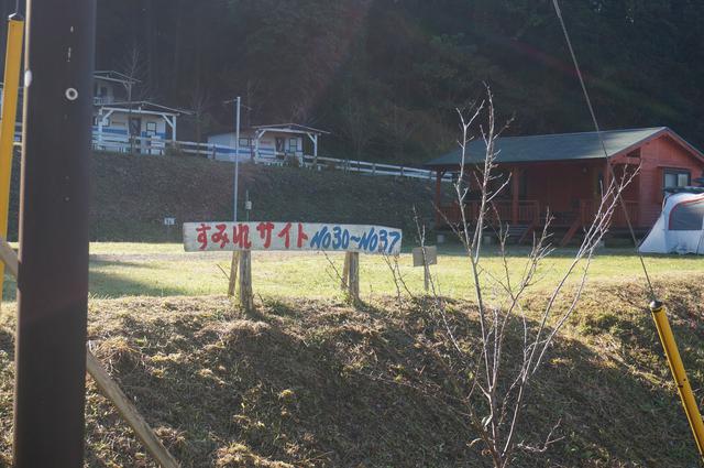 画像: 筆者撮影「すみれサイトの奥にロッジがあります」
