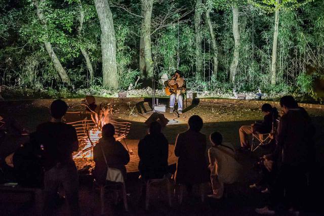 画像: 日販提供:キャンプファイヤーを囲んだ音楽ライブ