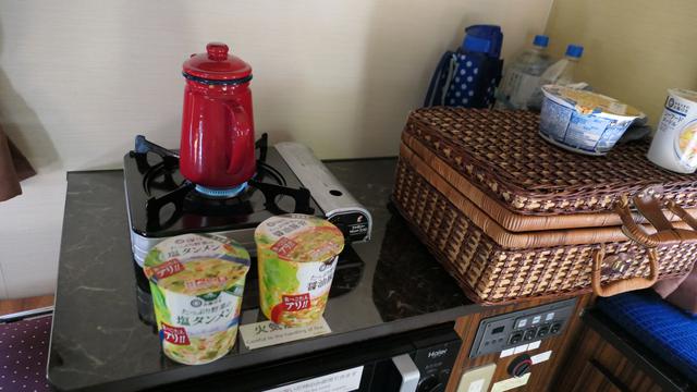 画像: お昼は手抜きのカップラーメン:社内にて:母撮影 ※車内でガスコンロを使用の際には、換気にご注意ください。