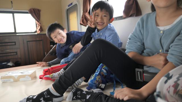 画像: 興奮していて、ちっともおとなしく撮らせてくれない子ども達:車内にて:母撮影