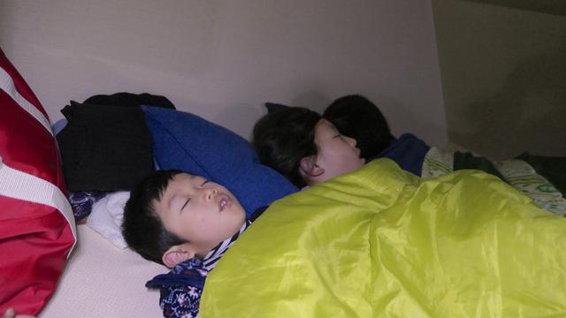 画像: 上段のベットで眠る子ども達:母撮影
