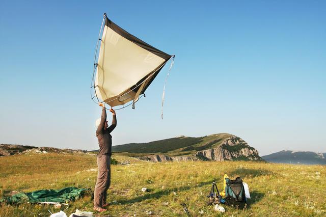 画像: 設営&撤収の簡単さや、収納サイズや重量をチェック 登山のテント泊初心者におすすめのテントの選び方