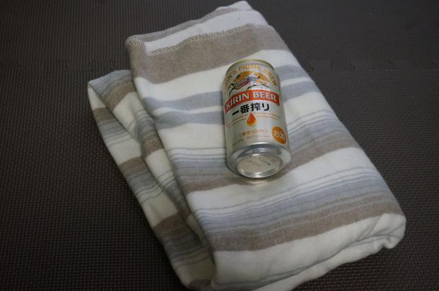 画像: 筆者撮影「350ml缶と一緒に撮影。薄くてコンパクトにたためます。」