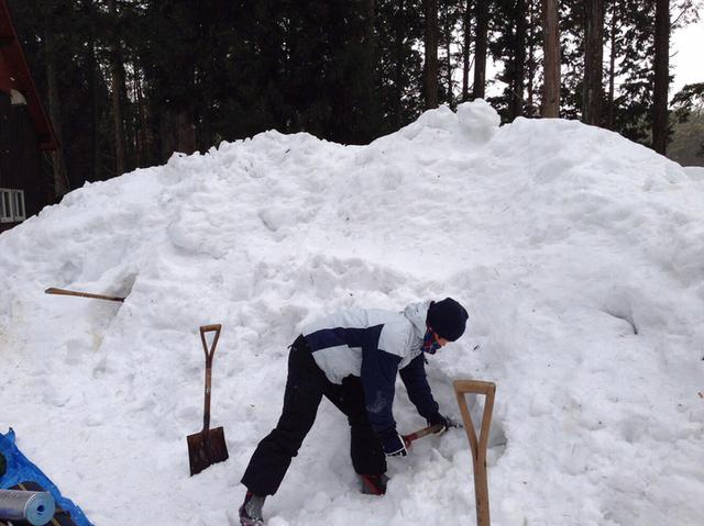 画像: 就寝中の積雪は数十cmになることも! 雪中キャンプではテントの出入り口スペースを十分に確保しよう