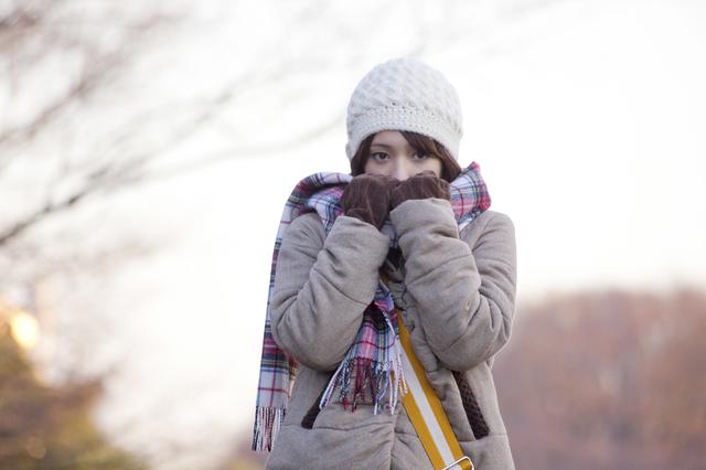 画像: 地肌や就寝時にカイロを貼るのは低温やけどにつながるのでNG! 肌を圧迫するような使い方も避けよう