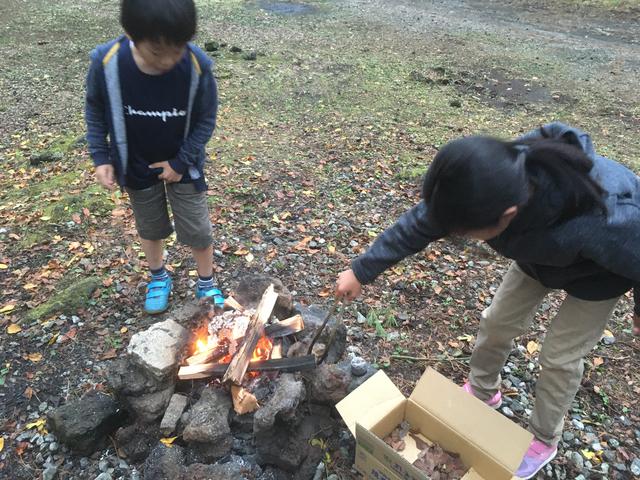 画像: 筆者撮影 気温が低くても、焚火をすればあったかい!