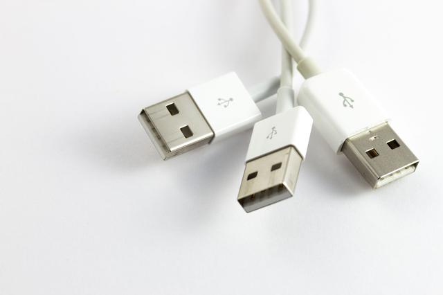 画像: コンパクトなのにスマートフォンが充電できたり、懐中電灯としても使えたりなどの多機能タイプもある