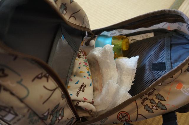 画像: 筆者「着替え、オムツ、水筒などが入ります」