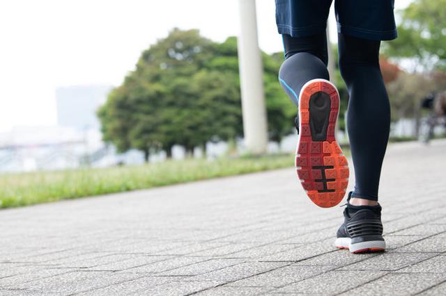 画像: 長距離や長時間走るなら、スニーカーではなくランニングシューズが必須です