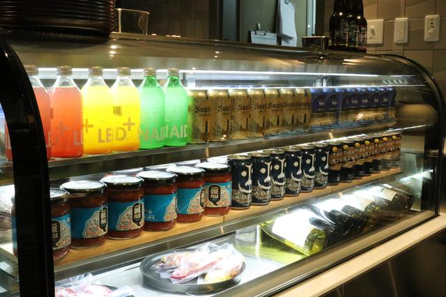 画像: 編集部撮影 マスターソムリエが厳選したナチュラルワインや、クラフトビールも飲めます