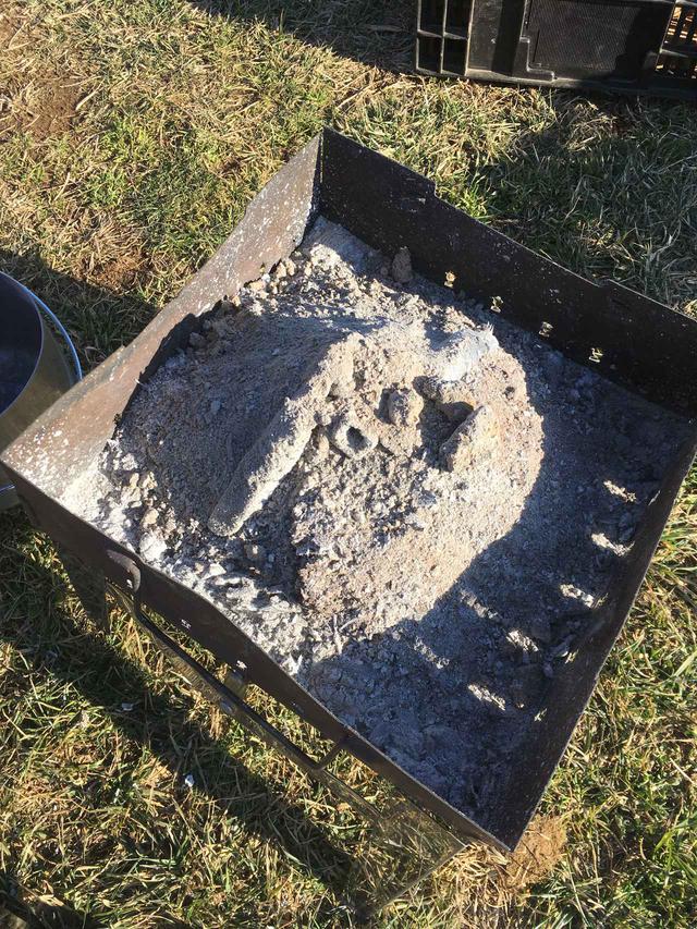 画像: 筆者撮影:一晩のキャンプで針葉樹を燃やして出た灰の山