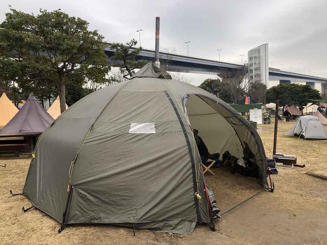 画像: 筆者撮影:難燃素材かつ煙突ポートのあるテント・バランゲルドーム