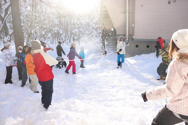 画像: 雪合戦の1チームの人数は7名で、ポジション有り! キャンプの時はコートの大きさもざっくりでOK!
