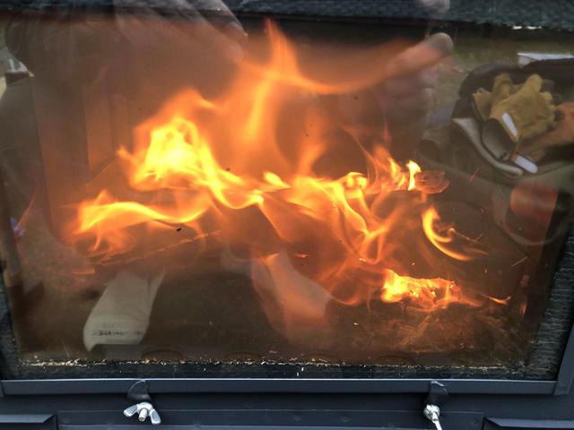 画像: 薪ストーブに着火! 本燃焼までの注意ポイント