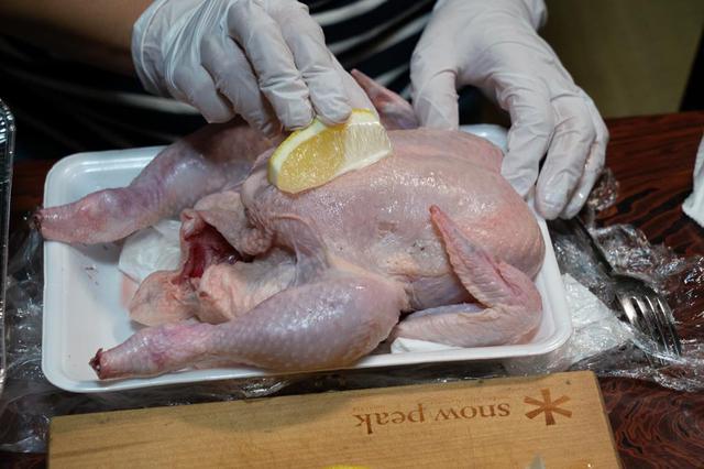 画像: 2.鶏肉の外側・内側にレモンを擦り込む
