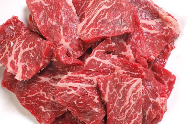 画像: 【肉料理のコツ3】焼く直前に塩をかける