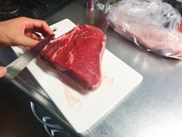 画像: 【肉料理のコツ2】味も見た目も美味しくする筋切り