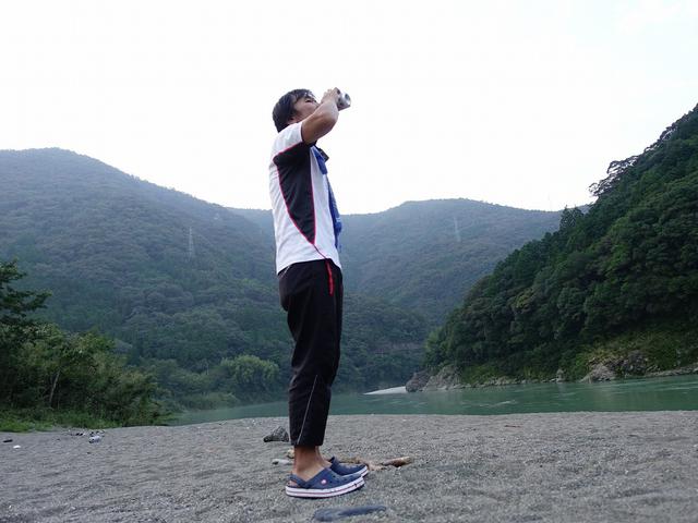 画像: 【筆者撮影】テントの設営も終え、一風呂浴びてくつろいでいるこの時間にサンダルは必須です!
